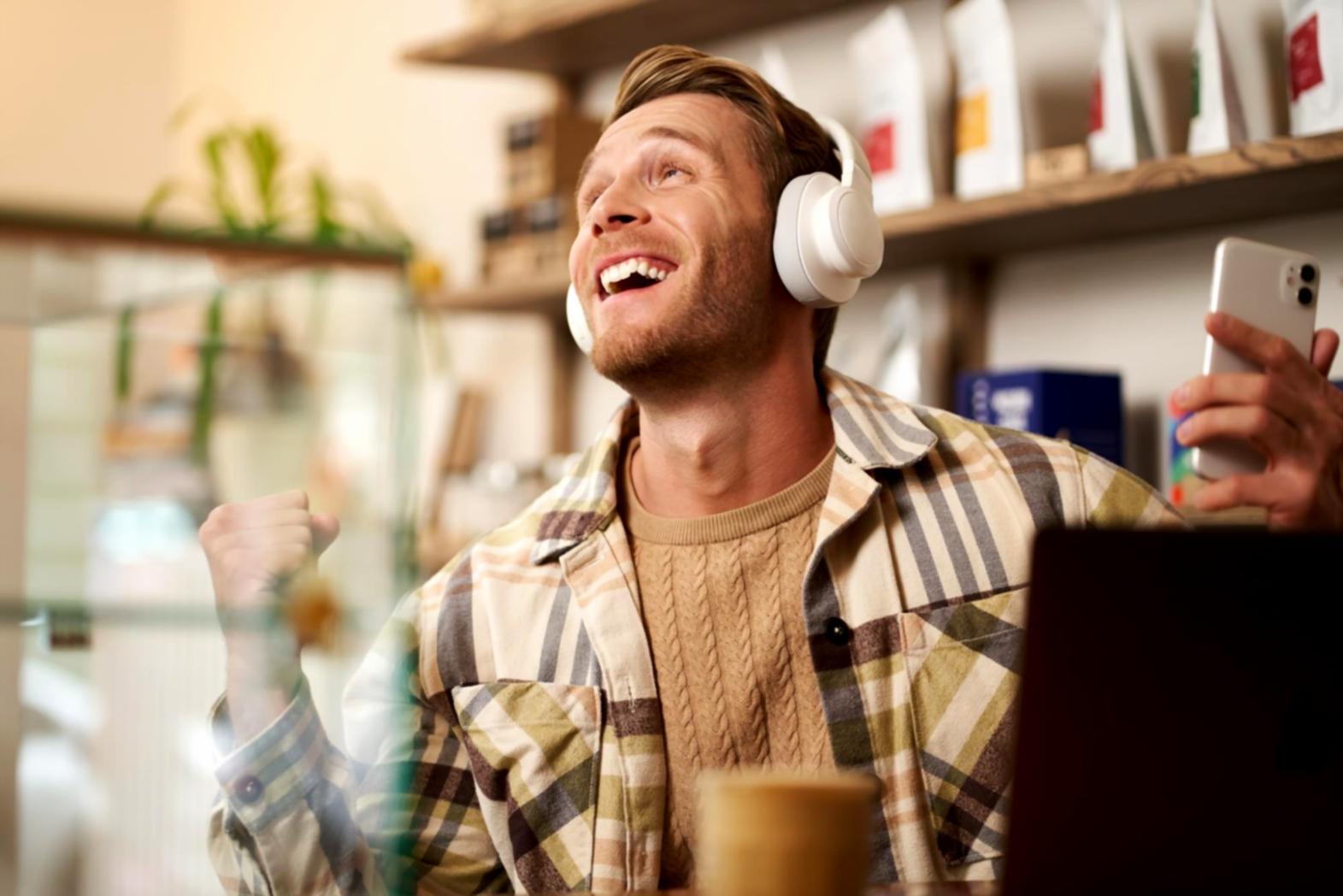 Teilnehmer arbeitet an einer Finanzanalyse am Computer mit Datenvisualisierung