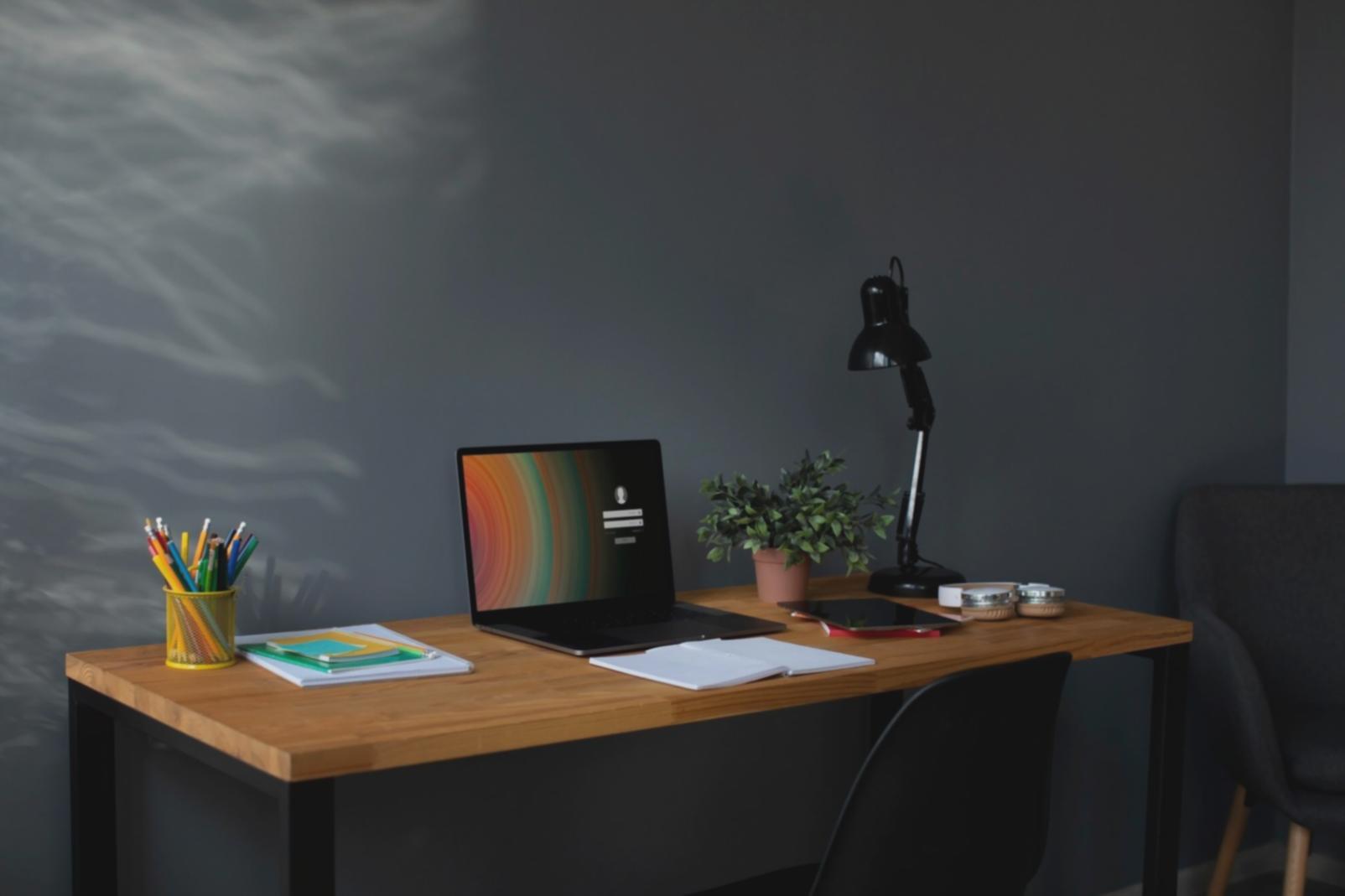 Finanzanalyse-Team bei der Arbeit mit modernen Analysetools und Datenvisualisierungen