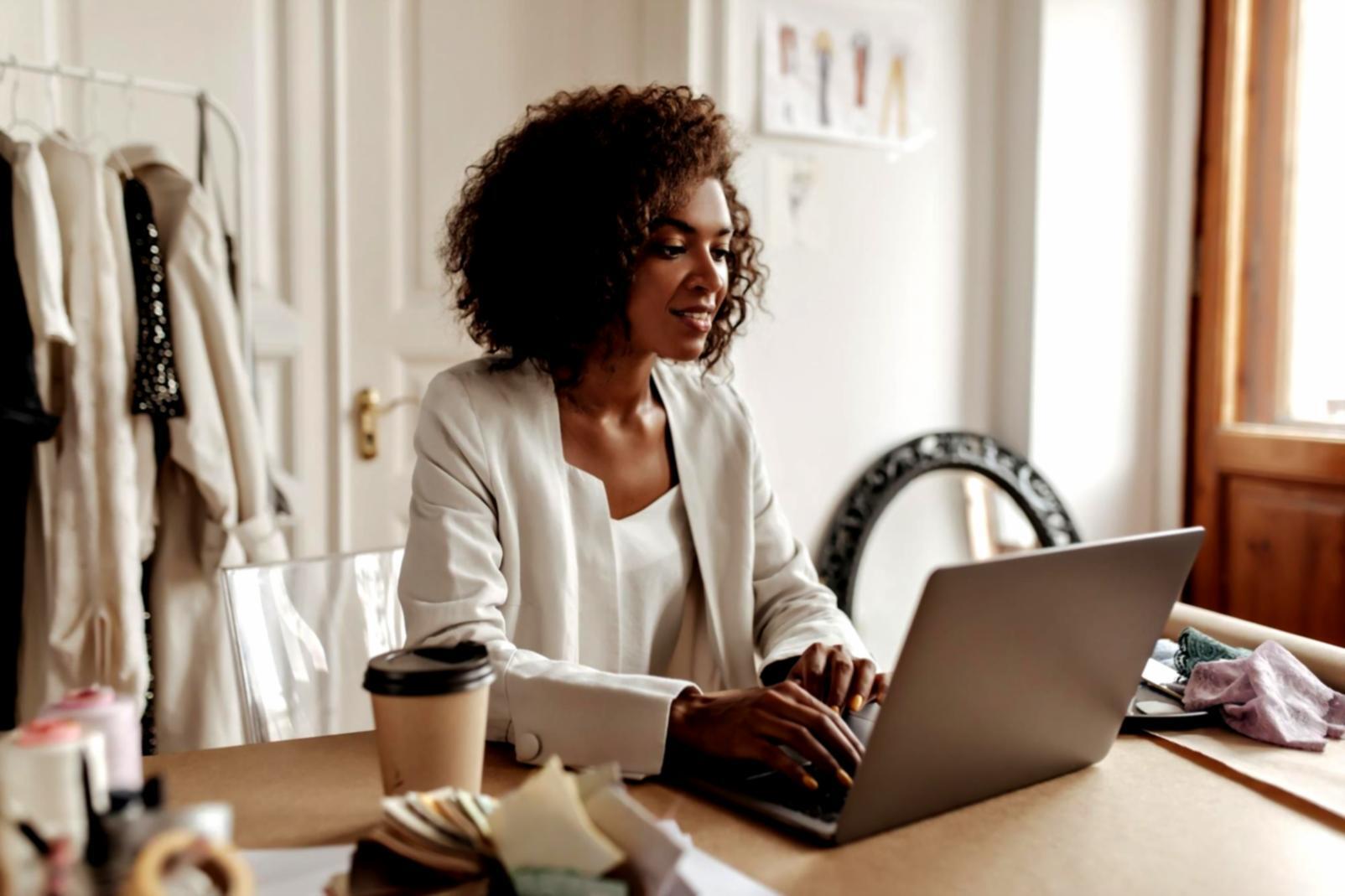 Moderne Büroumgebung mit Finanzanalyst der an mehreren Monitoren arbeitet